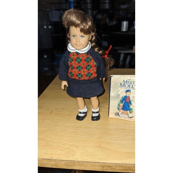Molly mini-American girl doll with book - Picture 1 of 3
